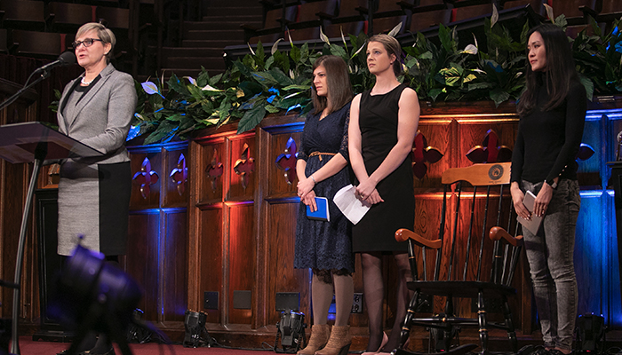 Nancy Hastings presents 2019 Alumnus of the Year Award